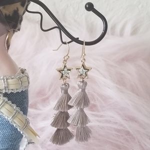 3/$30☘️Anthropologi Grey Fringe Star Earrings New